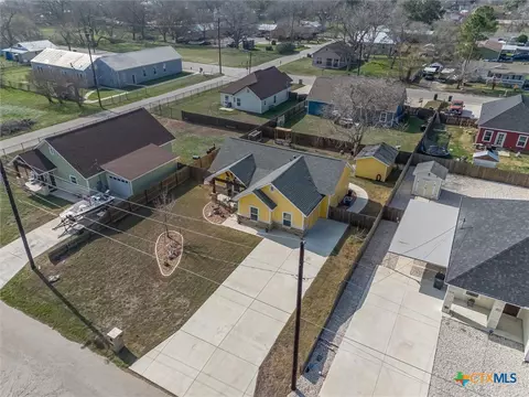 View/Area - 320 Holly Ave, Luling, TX 78648 photo 2 of 5