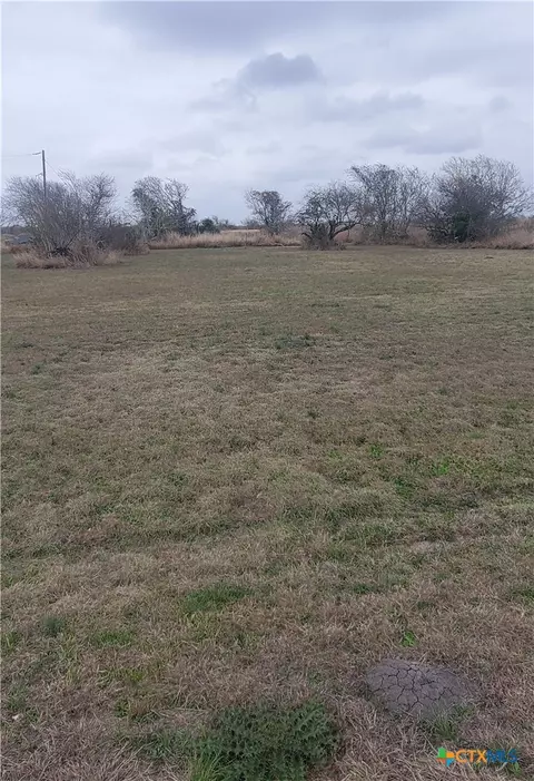 302-306 W Paris Ave, Seadrift, TX 77983
