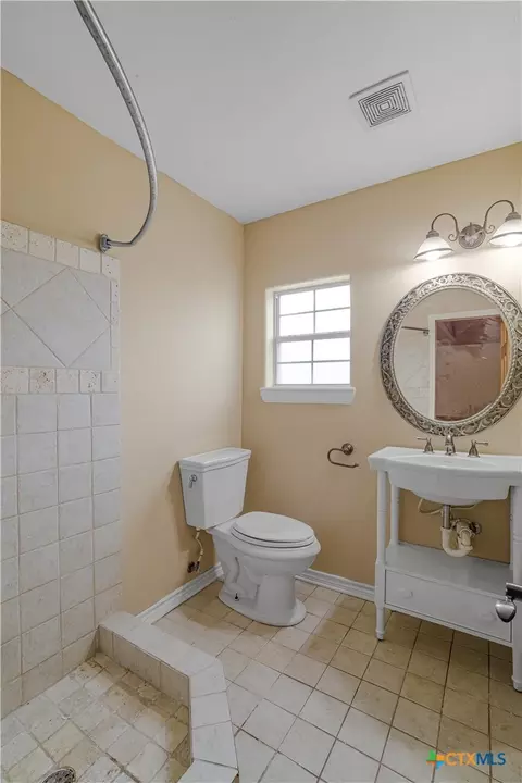 Bath - 233 Post Oak Bnd, Inez, TX 77968 photo 7 of 10