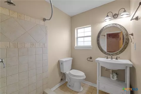 Bath - 233 Post Oak Bnd, Inez, TX 77968 photo 6 of 10