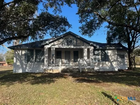 904 Edgar St, Yoakum, TX 77995