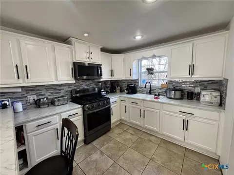 918 N Guadalupe St, Seguin, TX 78155