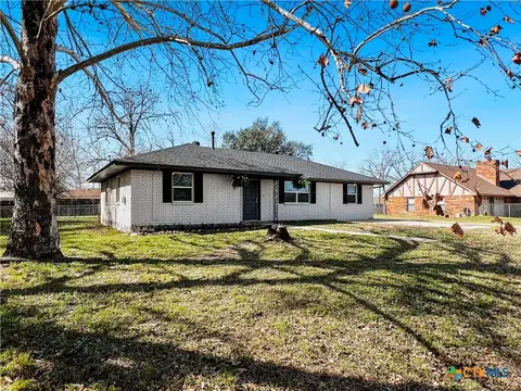 803 W 25th St, Cameron, TX 76520
