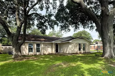 1006 Fairlane Dr, Ganado, TX 77962