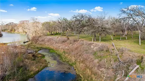 850 Crestview Dr, Cuero, TX 77954
