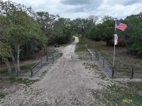 838 E Oak St, Goliad, TX 77963