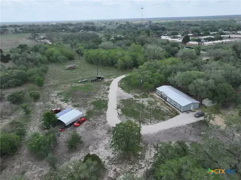 838 E Oak St, Goliad, TX 77963