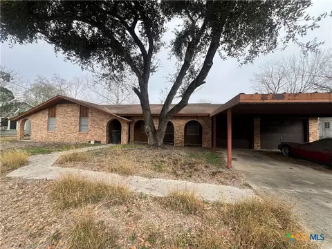 509 W 6th St, Yorktown, TX 78164