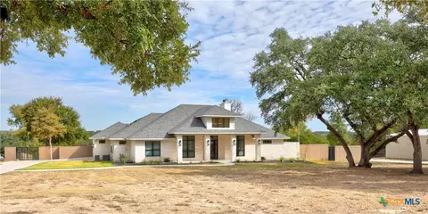 1410 E Creekview Dr, Salado, TX 76571