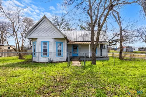 201 N 10th St, Buckholts, TX 76518