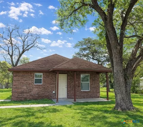 807 S Promenade St, Hallettsville, TX 77964