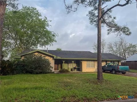 301 Rosewood Dr, Victoria, TX 77901