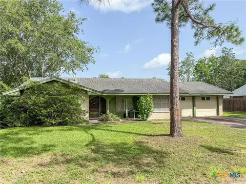 301 Rosewood Dr, Victoria, TX 77901