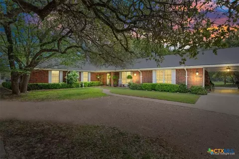7511 N Lakeview Dr, Salado, TX 76571