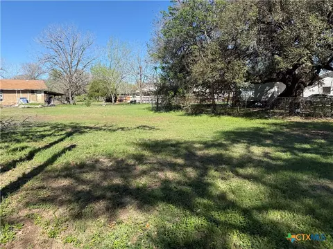 706 Grant St, Cuero, TX 77954