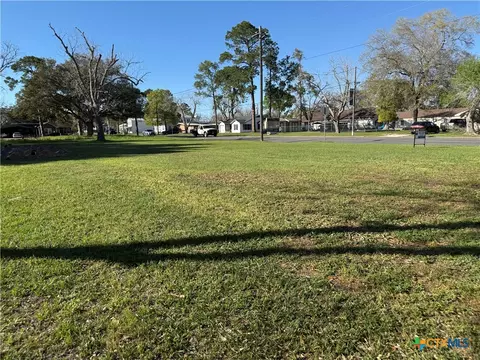 505 S Wells St, Edna, TX 77957