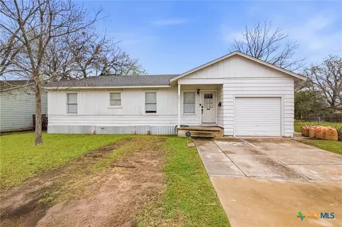 2011 E Crestwood Dr, Victoria, TX 77901