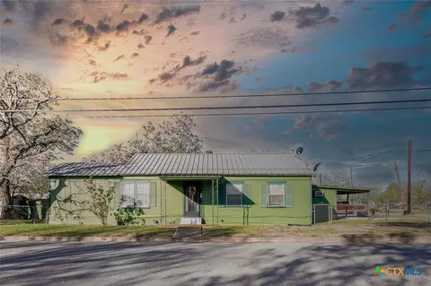 921 Robertson St, Gonzales, TX 78629
