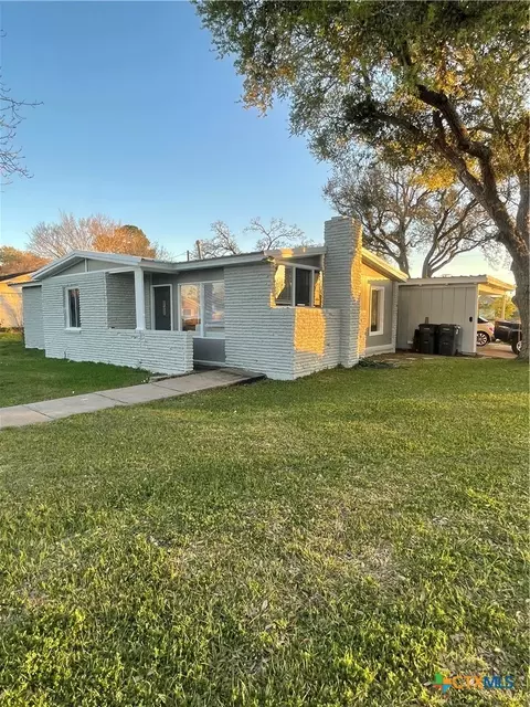 611 Sarah St, Edna, TX 77957