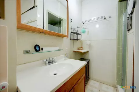 Bath - 1631 E Fannin St, Luling, TX 78648 photo 1 of 3