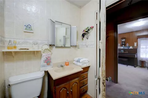Bath - 1631 E Fannin St, Luling, TX 78648 photo 3 of 3