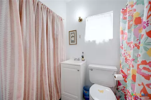 Bath - 1631 E Fannin St, Luling, TX 78648 photo 2 of 3