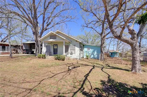 1631 E Fannin St, Luling, TX 78648