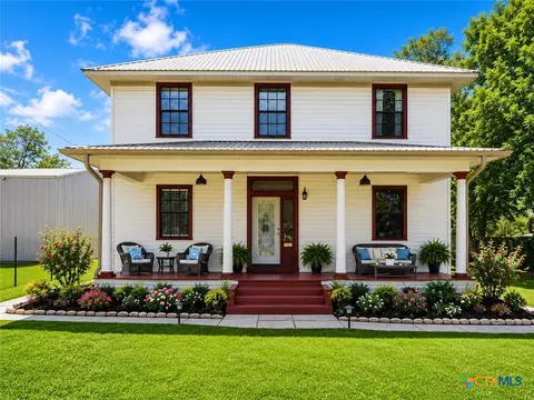 205 Hubbard St, Yoakum, TX 77995