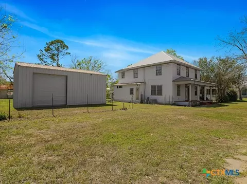 205 Hubbard St, Yoakum, TX 77995