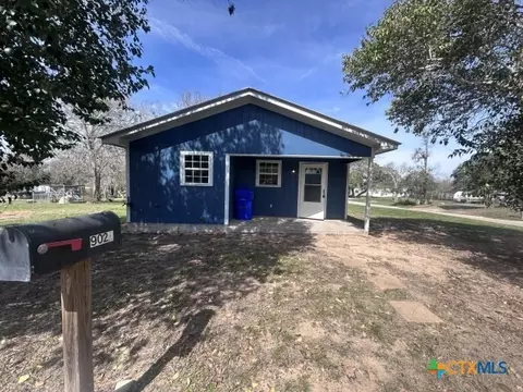 902 Simpson St, Yoakum, TX 77995