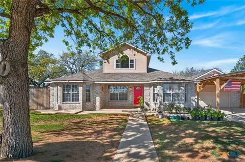 805 S 6th St, Stockdale, TX 78160