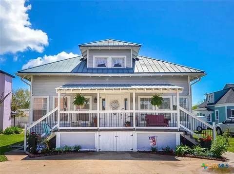 205 Main St, Palacios, TX 77465