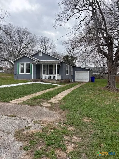 308 Poth St, Yoakum, TX 77995