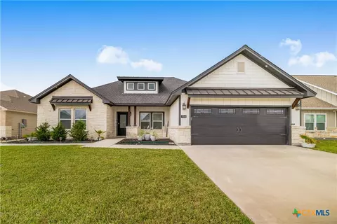 504 Town Hall Ln, Victoria, TX 77904