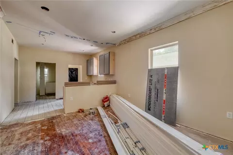 Entry Way - 116 S Cypress Ave, Luling, TX 78648 photo 1 of 7