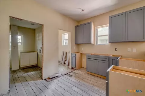 Entry Way - 116 S Cypress Ave, Luling, TX 78648 photo 3 of 7