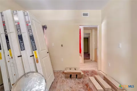 Entry Way - 116 S Cypress Ave, Luling, TX 78648 photo 5 of 7