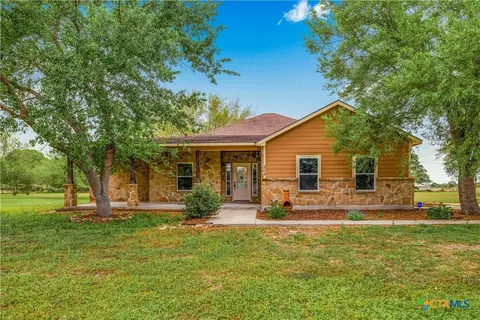 204 James St, Inez, TX 77968