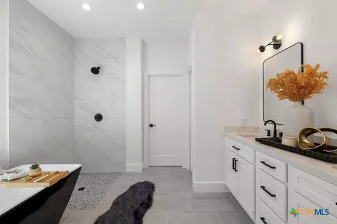 Bath - 408 Rust Ranch Rd, Blanco, TX 78606 photo 4 of 7