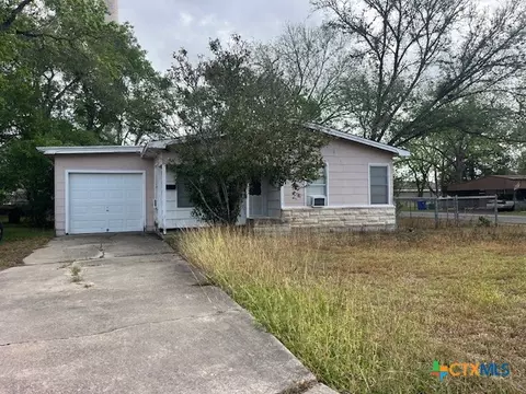 209 Highland St, Yoakum, TX 77995