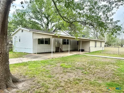 306 Turner St, Yoakum, TX 77995