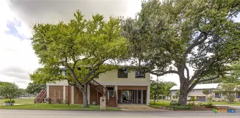 210 Royal George Cir, Mcqueeney, TX 78123