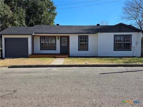 116 E 14th St, Shiner, TX 77984