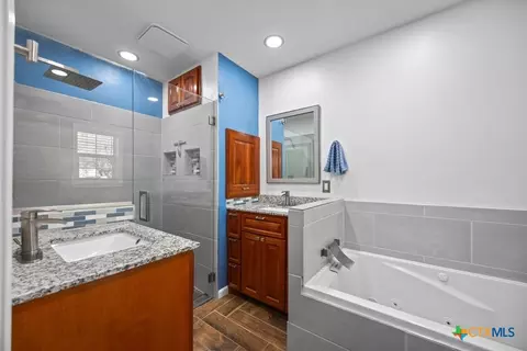 Bath - 312 Gerald Dr, Blanco, TX 78606 photo 2 of 4