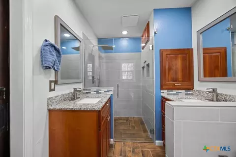 Bath - 312 Gerald Dr, Blanco, TX 78606 photo 3 of 4