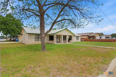 1052 E Weinert St, Seguin, TX 78155