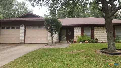 204 Cherokee Ln, Victoria, TX 77901