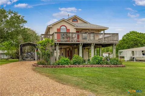 205 E Bay Ave, Seadrift, TX 77983