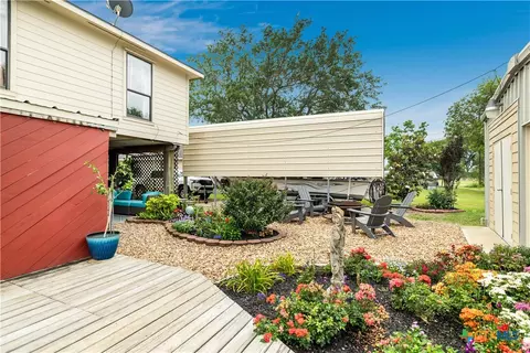Exterior - 205 E Bay Ave, Seadrift, TX 77983 photo 3 of 7