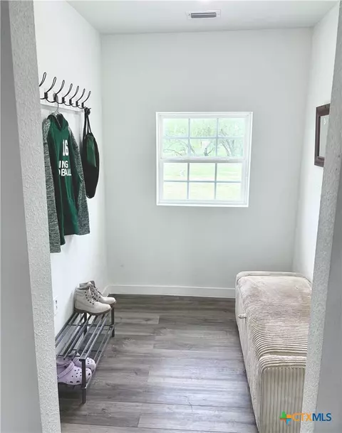 Entry Way - 950 Highsmith Rd, Luling, TX 78648 photo 2 of 3
